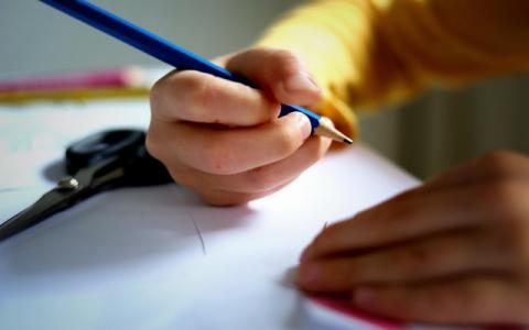 ragazzo che disegna