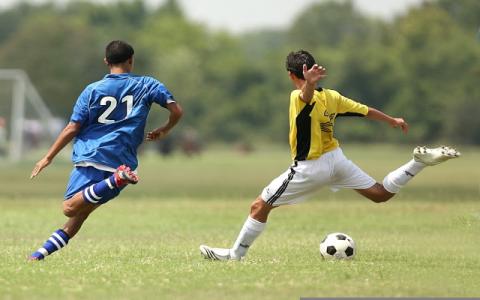 ragazzi che giocano a calcio