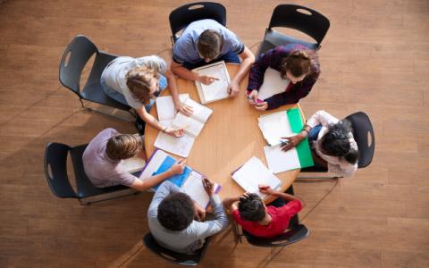 bambini intorno a un tavolo durante un laboratorio formativo