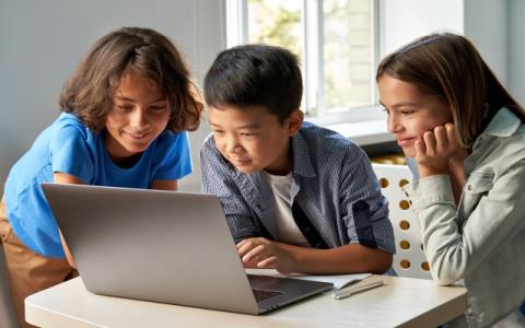 studenti davanti al computer