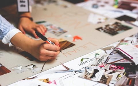 immagine di ragazza che scrive per evocare i temi del protagonismo e della cittadinanza attiva degli adolescenti al centro del progetto del Comune di Milano e dell’impresa sociale Con i Bambini