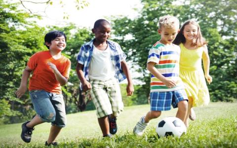 immagine di ragazzi che giocano a calcio per evocare il tema dello sport come strumento di inclusione al centro del progetto Sport e Integrazione