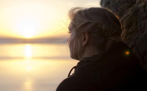 immagine di ragazza sola per evocare il tema della salute mentale al centro del progetto #With you – La psicologia con te realizzato dall’Unicef Italia e dalla Fondazione Policlinico Universitario Agostino Gemelli Irccs