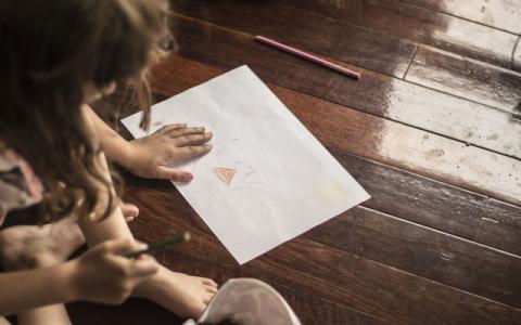 bambina che disegna per evocare il tema dell'inclusione degli studenti ucraini, al centro del programma Empowering the Next Generation