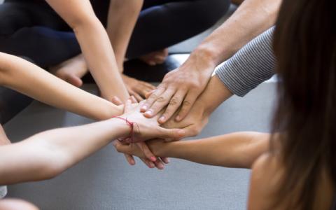 ragazzi che si danno la mano