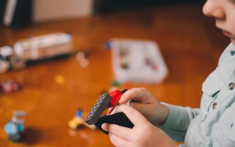 immagine di un bambino che gioca per evocare i temi dei diritti dei minorenni e della comunicazione corretta dell’infanzia e dell’adolescenza al centro del protocollo d'intesa siglato dall’Unicef e dalla Federazione nazionale stampa italiana 