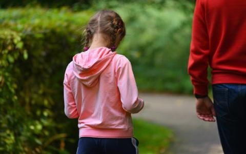 immagine di un padre con la figlia per evocare il tema della prevenzione dell’allontanamento dei minorenni dalla famiglia di origine al centro del Programma di intervento per la prevenzione dell’istituzionalizzazione (P.I.P.P.I.) a cui è dedicata la sintesi del Rapporto di valutazione 2020-2022 del Programma, pubblicata nel numero 55 dei Quaderni della ricerca sociale