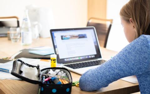 ragazza che usa il computer