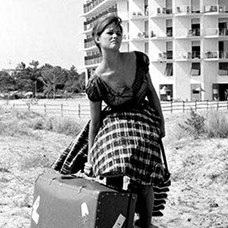 una scena del film che ritrae l'attrice Claudia Cardinale con la valigia
