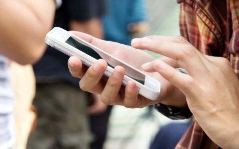 ragazzo che usa il cellulare