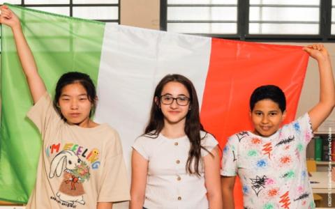 cover del rapporto di Save the Children Il mondo in una classe. Un’indagine sul pluralismo culturale nelle scuole italiane