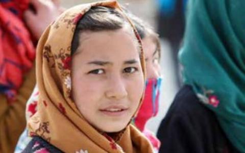 immagine di volto di ragazza riportato nella copertina del rapporto Is an End to Child Marriage within Reach? Latest trends and future prospects 2023 update 