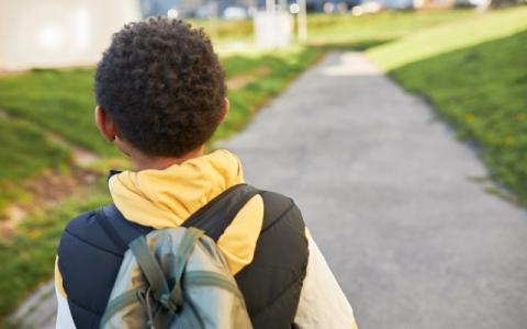 bambino solo che cammina per strada