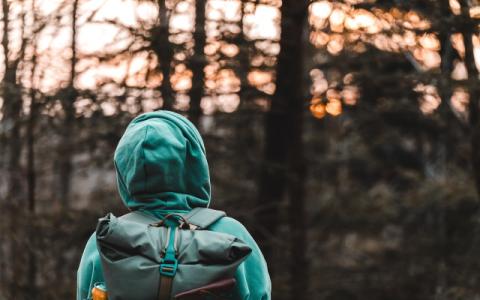 ragazzo che cammina da solo per evocare i temi della presa in carico e dell’accompagnamento dei minorenni stranieri non accompagnati, al centro del seminario I minori non accompagnati: quale sfida di presa in carico e accompagnamento, con uno sguardo specifico sul penale minorile 