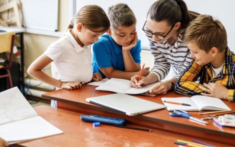 immagine di bambini che lavorano insieme in classe per evocare il tema della partecipazione al centro degli Stati generali della partecipazione 2023