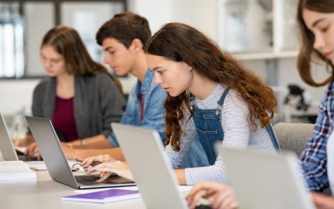 ragazze e ragazzi che usano il computer