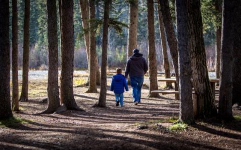 immagine di un padre che cammina con il figlio per evocare il tema della mediazione familiare al centro dello studio promosso dall’Autorità garante per l’infanzia e l’adolescenza