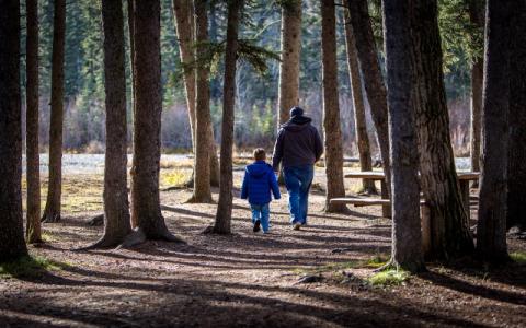 immagine di un padre che cammina con il figlio per evocare il tema della mediazione familiare al centro dello studio promosso dall’Autorità garante per l’infanzia e l’adolescenza 