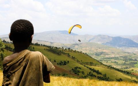 immagine di bambino con vestiti rovinati per evocare il tema dei bambini in povertà estrema, al centro dello studio dell’Unicef e della Banca Mondiale Global Trends in Child Monetary Poverty According to International Poverty Lines