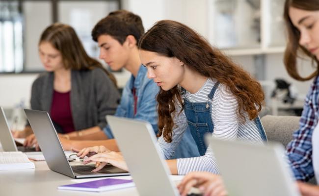 ragazze e ragazzi che usano il computer