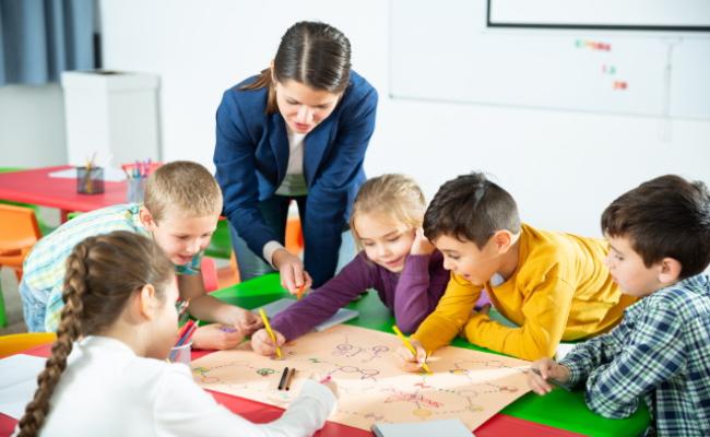bambini che disegnano
