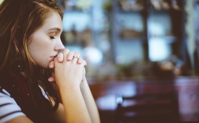 immagine di ragazza sola intenta a riflettere per evocare il tema della tutela della salute mentale di giovani e adolescenti al centro dell'appello lanciato dalla Consulta nazionale società scientifiche del Consiglio nazionale dell’Ordine degli psicologi per ribadire il ruolo fondamentale degli psicoterapeuti e degli psicologi all’interno delle comunità terapeutiche