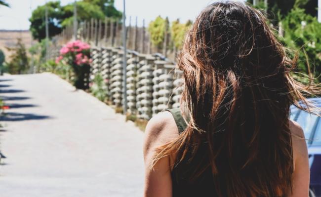 immagine di ragazza di spalle per evocare i temi dei giovani care leavers al centro del Care Leavers Day del 18 maggio