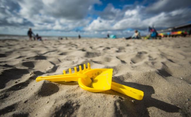 paletta e rastrello sulla spiaggia