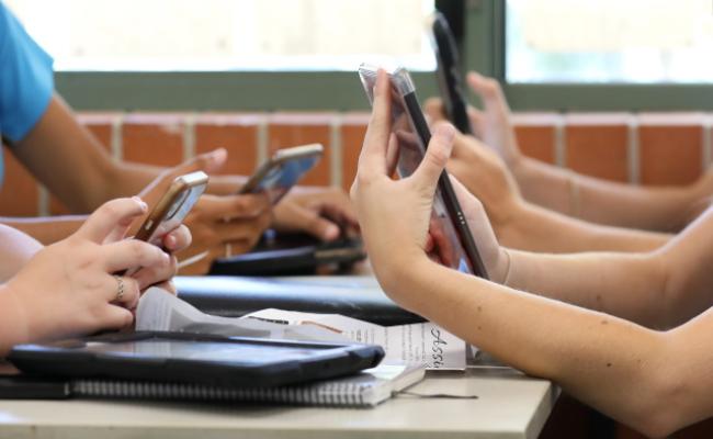 ragazzi che usano il cellulare