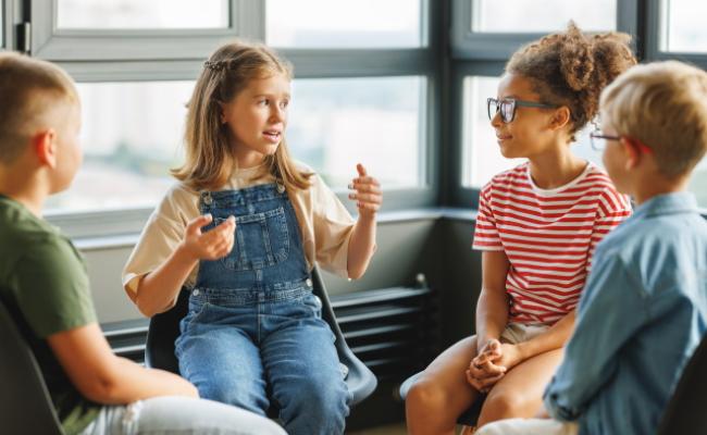 bambini seduti in cerchio che parlano