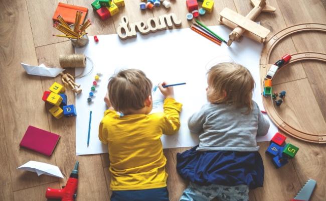 bambini che disegnano per evocare il tema dei servizi educativi per la prima infanzia al centro del report Istat 2023