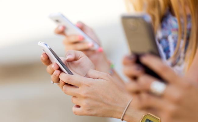 ragazze che usano il cellulare