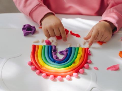 bambina che gioca con il pongo