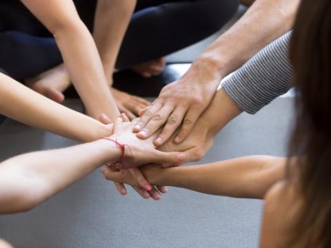 ragazzi che mettono le mani una sopra l'altra