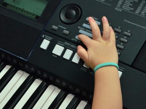 immagine di bambino che suona un piano elettrico per evocare il tema dei progetti educativi innovativi al centro del protocollo d'intesa siglato dal Ministero dell’istruzione e del merito e dalla Fondazione Andrea Bocelli 