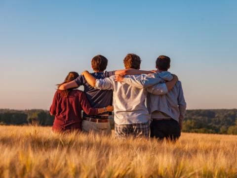 ragazzi che si abbracciano