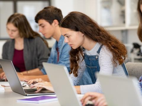 ragazze e ragazzi che usano il computer