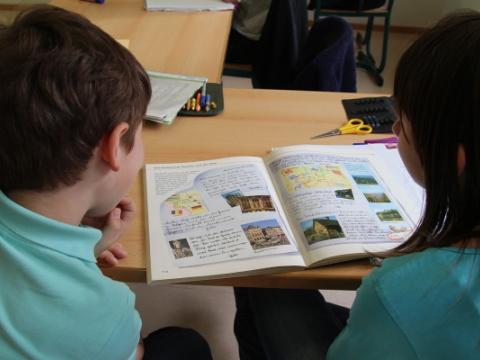 immagine di bambini che studiano per evocare il tema dello sviluppo delle competenze in ambito storico-sociale per un consapevole esercizio dei diritti e dei doveri di cittadinanza, al centro del protocollo d’intesa siglato dal Ministero dell’istruzione e del merito e dall’Istituto nazionale Ferruccio Parri