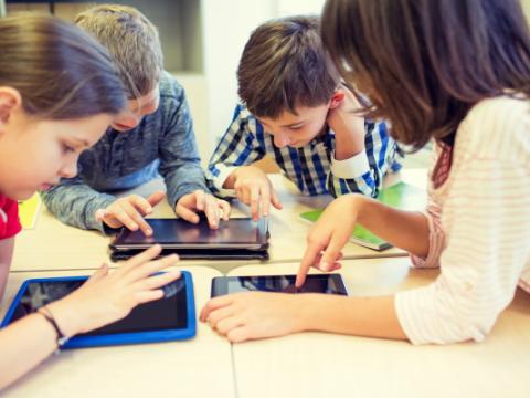 bambini che usano i tablet