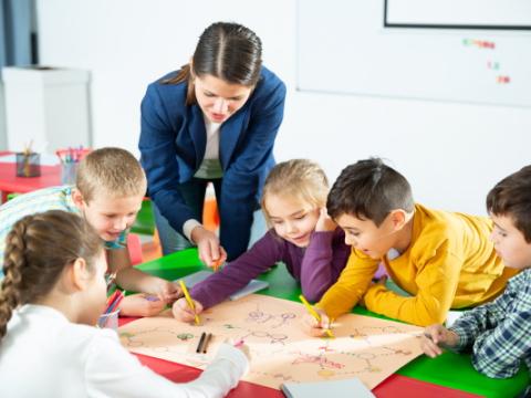 bambini che disegnano