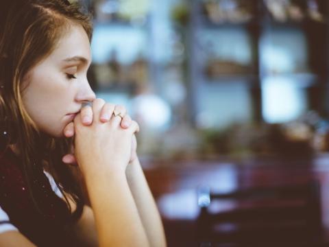 immagine di ragazza sola intenta a riflettere per evocare il tema della tutela della salute mentale di giovani e adolescenti al centro dell'appello lanciato dalla Consulta nazionale società scientifiche del Consiglio nazionale dell’Ordine degli psicologi per ribadire il ruolo fondamentale degli psicoterapeuti e degli psicologi all’interno delle comunità terapeutiche