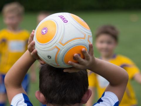 bambini che giocano a calcio