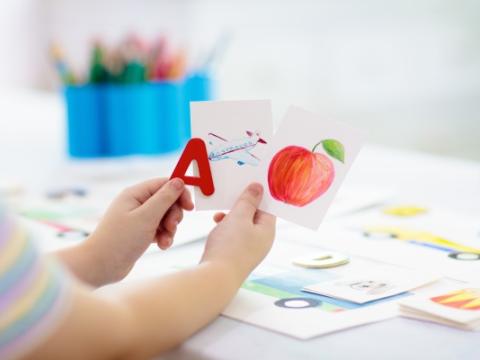immagine di bambino che impara l'alfabeto per evocare il tema dell'apprendimento della lingua italiana da parte di bambini e ragazzi stranieri non accompagnati 