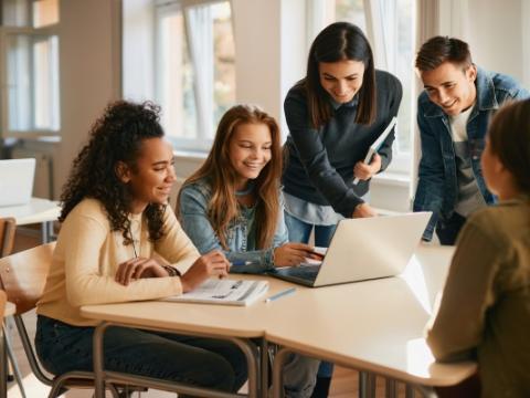 immagine di un gruppo di ragazzi che studiano per evocare il tema del bando lanciato dall’impresa sociale Con i Bambini per promuovere il benessere psicologico e sociale degli adolescenti