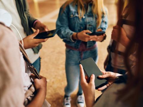 ragazze e ragazzi che usano il cellulare