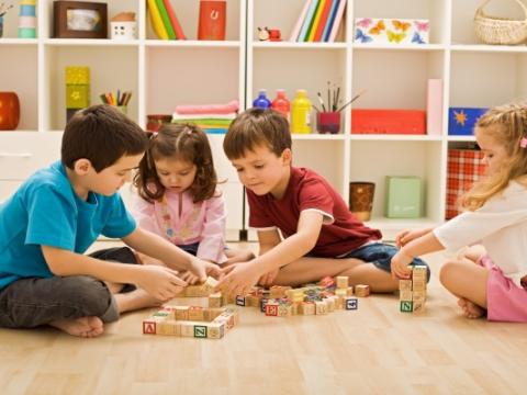 bambini che giocano per evocare il tema del contrasto della povertà educativa minorile al centro del bando Iniziative in cofinanziamento, promosso dall’impresa sociale Con i Bambini 