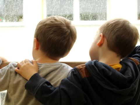 bambini che si abbracciano