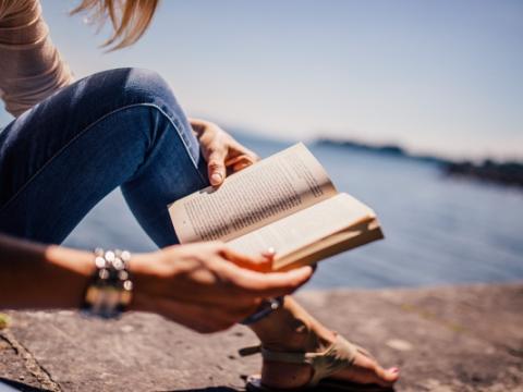 ragazza che legge un libro