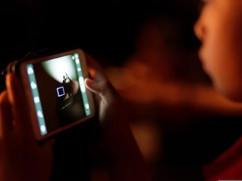 bambino che usa il cellulare