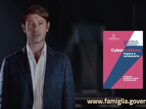 l'attore Giorgio Pasotti nello spot della campagna contro il cyberbullismo realizzata dal Dipartimento per le politiche della famiglia